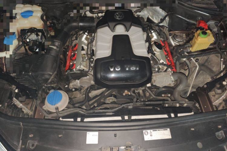 Used Volkswagen Touareg 2011 3.0 TSI Comfort Version Engine Bay