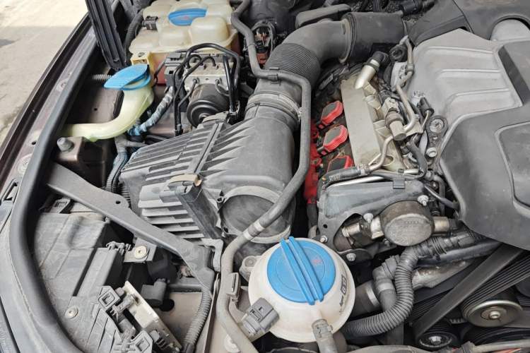 Used Volkswagen Touareg 2011 3.0 TSI Comfort Version Engine Bay Right