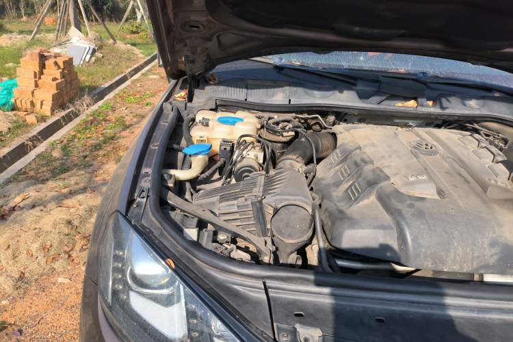 Used Volkswagen Touareg 2011 3.0 TDI Diesel Comfort Version Engine Bay Right