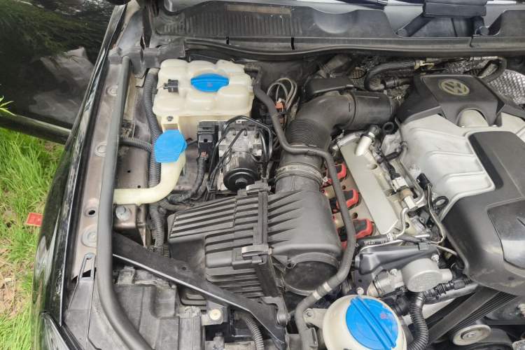 Used Volkswagen Touareg 2011 3.0 TSI High-End Version Engine Bay Right