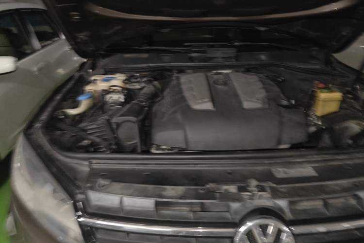 Used Volkswagen Touareg 2011 3.0 TDI Diesel Standard Version Engine Bay Right