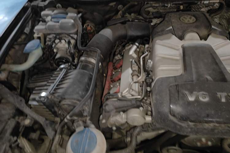 Used Volkswagen Touareg 2011 3.0 TSI High-End Version Engine Bay Right