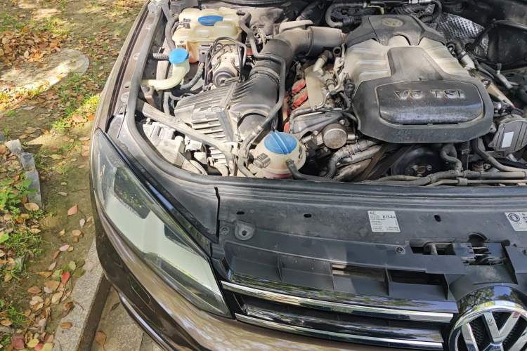 Used Volkswagen Touareg 2011 3.0 TSI Standard Version Engine Bay Right