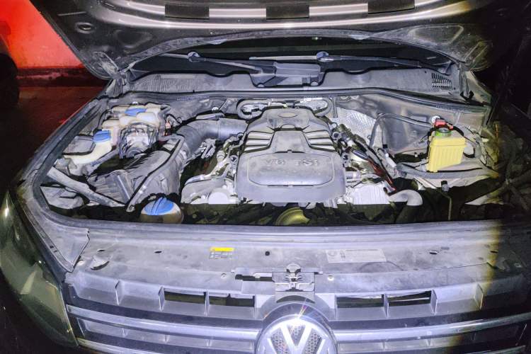 Used Volkswagen Touareg 2011 3.0 TSI Standard Version Engine Bay Right