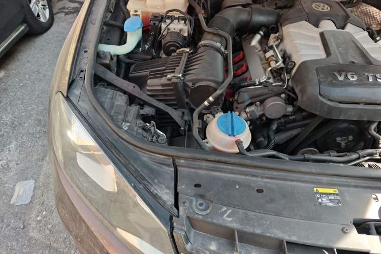 Used Volkswagen Touareg 2011 3.0 TSI High-End Version Engine Bay Right