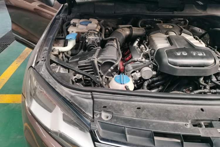 Used Volkswagen Touareg 2011 3.0 TSI Standard Version Engine Bay Right