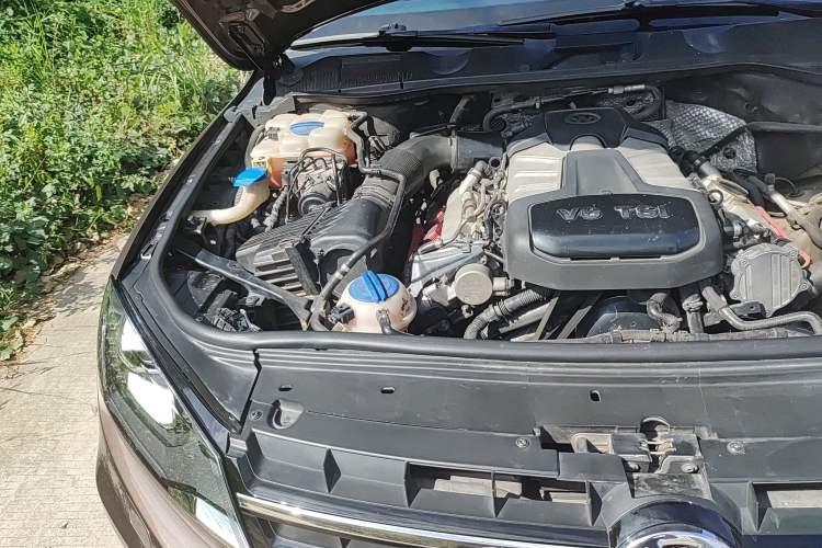 Used Volkswagen Touareg 2011 3.0 TSI High-End Version Engine Bay Right