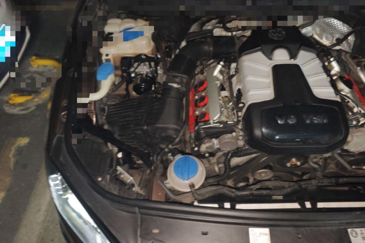 Used Volkswagen Touareg 2011 3.0 TSI Comfort Version Engine Bay Right