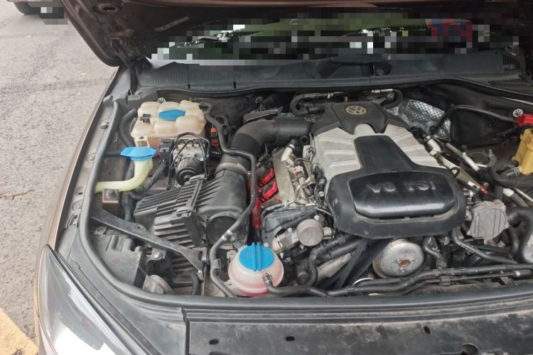 Used Volkswagen Touareg 2011 3.0 TSI Standard Version Engine Bay Right