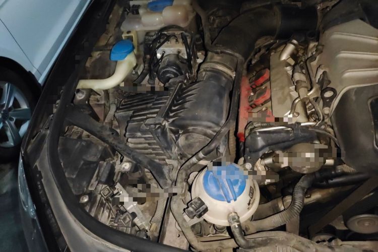 Used Volkswagen Touareg 2011 3.0 TSI Comfort Version Engine Bay Right