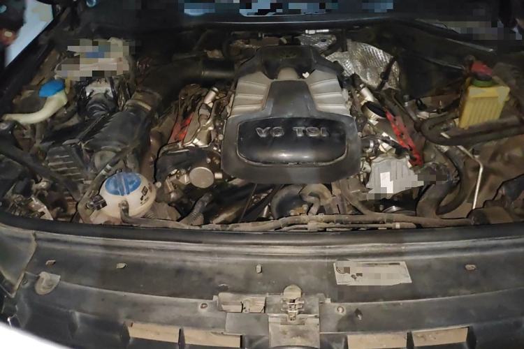 Used Volkswagen Touareg 2011 3.0 TSI Comfort Version Engine Bay