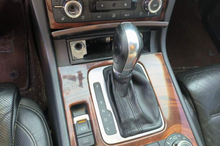 Used Volkswagen Touareg 2011 3.0 TDI Diesel Comfort Version Gear Lever