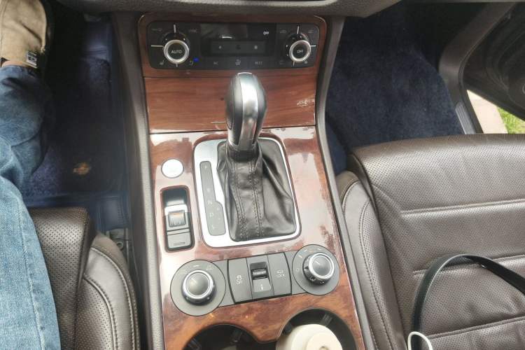 Used Volkswagen Touareg 2011 3.0 TSI High-End Version Gear Lever