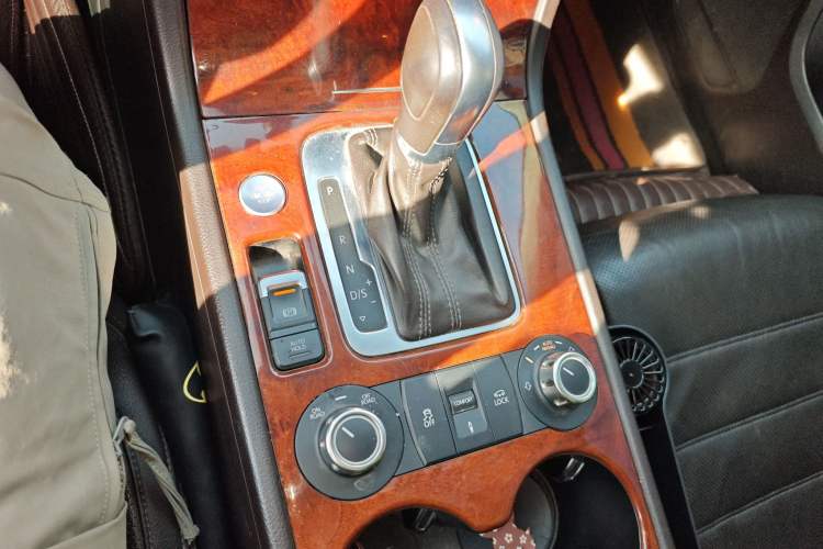 Used Volkswagen Touareg 2011 3.0 TSI High-End Version Gear Lever