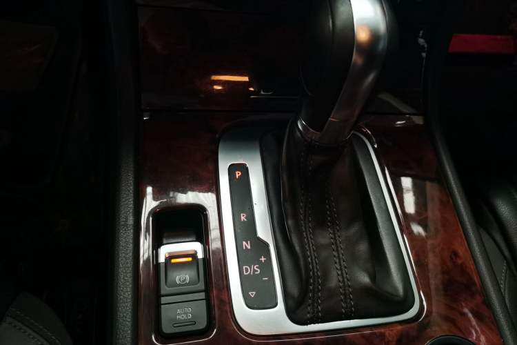 Used Volkswagen Touareg 2011 3.0 TSI Standard Version Gear Lever