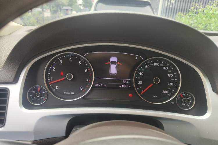 Used Volkswagen Touareg 2011 3.0 TSI High-End Version Instrument Cluster