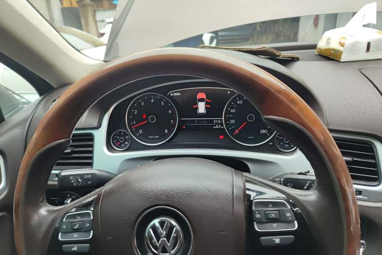 Used Volkswagen Touareg 2011 3.0 TSI Standard Version Instrument Cluster