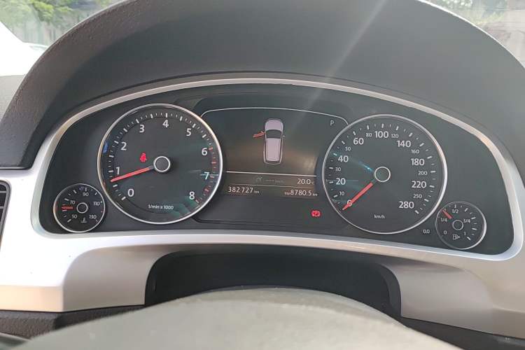 Used Volkswagen Touareg 2011 3.0 TSI High-End Version Instrument Cluster