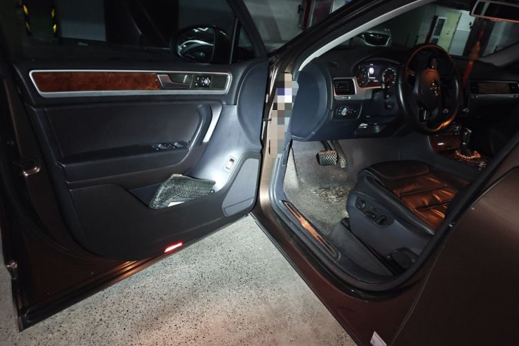 Used Volkswagen Touareg 2011 3.0 TDI Diesel Standard Version Interior 3
