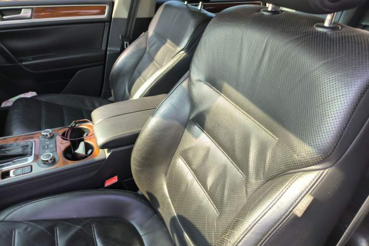 Used Volkswagen Touareg 2011 3.0 TDI Diesel Comfort Version Left Front Seat