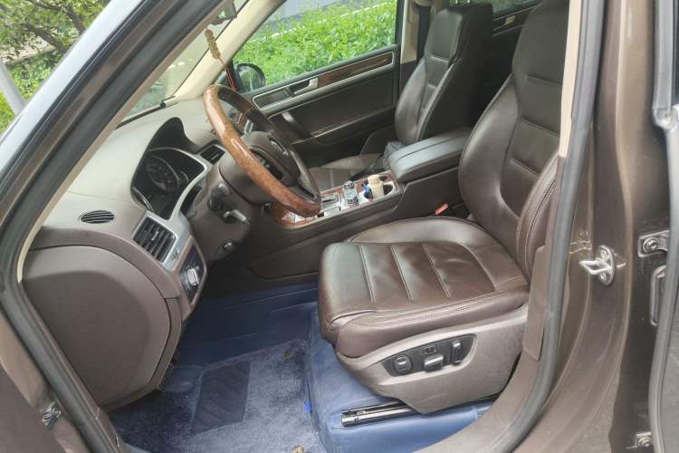 Used Volkswagen Touareg 2011 3.0 TSI High-End Version Left Front Seat