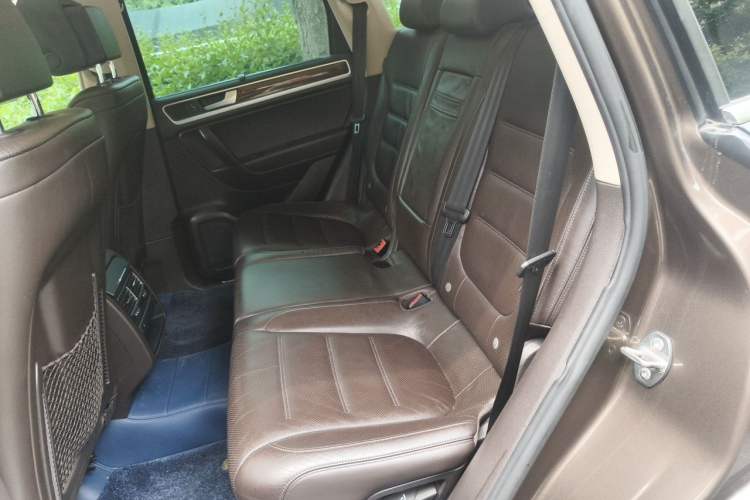 Used Volkswagen Touareg 2011 3.0 TSI High-End Version Left Rear Seat