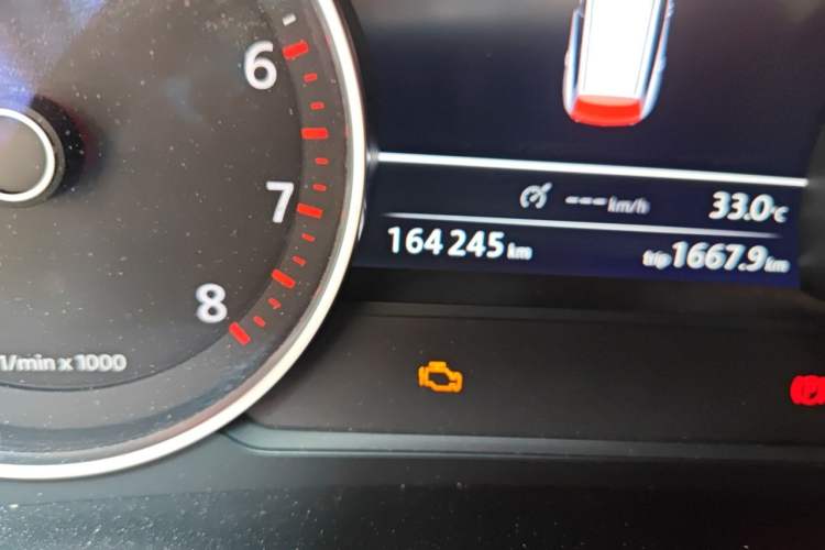 Used Volkswagen Touareg 2011 3.0 TSI Comfort Version Odometer Close Up