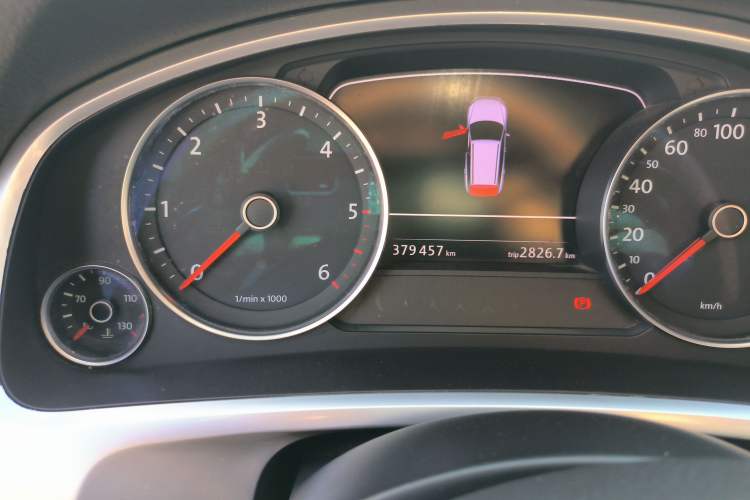 Used Volkswagen Touareg 2011 3.0 TDI Diesel Comfort Version Odometer Close Up