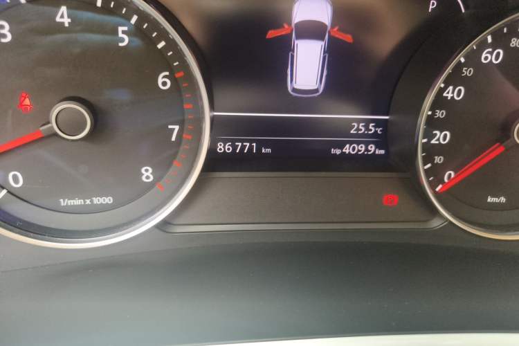 Used Volkswagen Touareg 2011 3.0 TSI High-End Version Odometer Close Up
