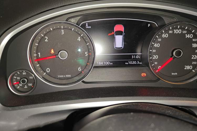 Used Volkswagen Touareg 2011 3.0 TDI Diesel Standard Version Odometer Close Up