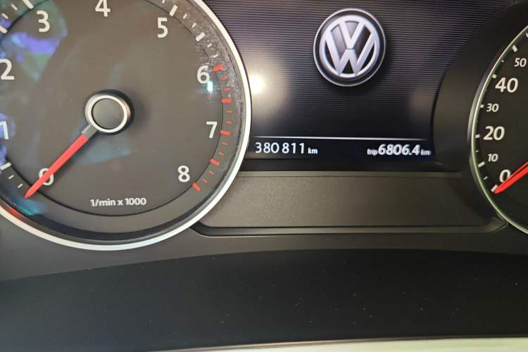 Used Volkswagen Touareg 2011 3.0 TSI Standard Version Odometer Close Up