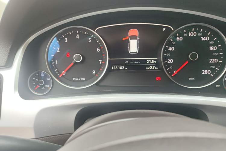 Used Volkswagen Touareg 2011 3.0 TSI Standard Version Odometer Close Up