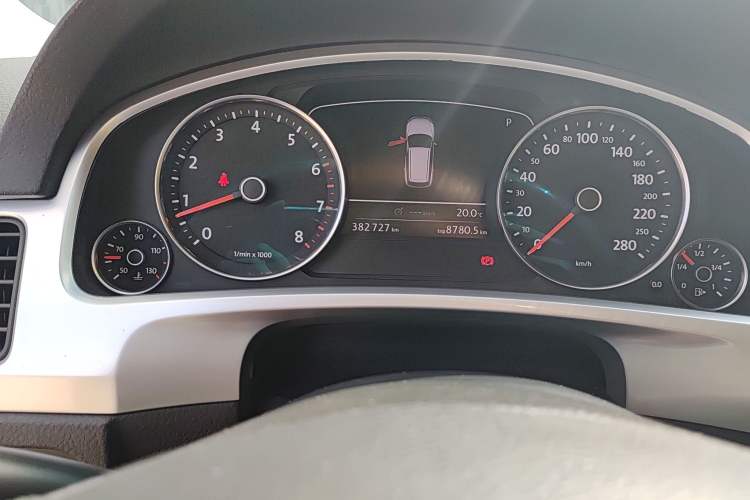 Used Volkswagen Touareg 2011 3.0 TSI High-End Version Odometer Close Up