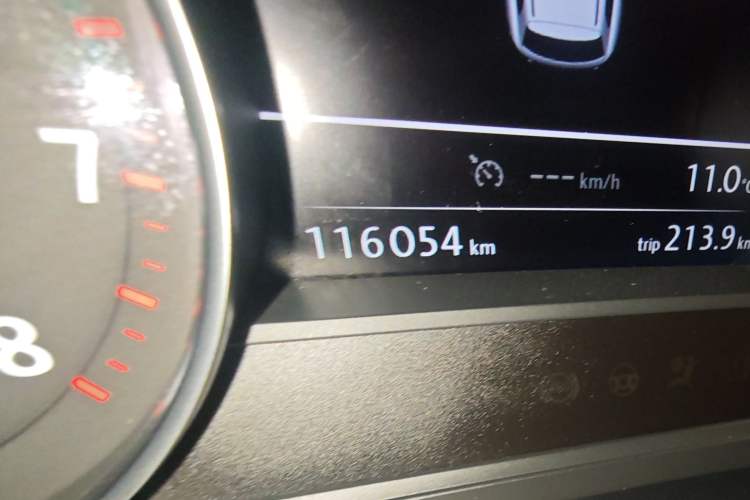 Used Volkswagen Touareg 2011 3.0 TSI Comfort Version Odometer Close Up