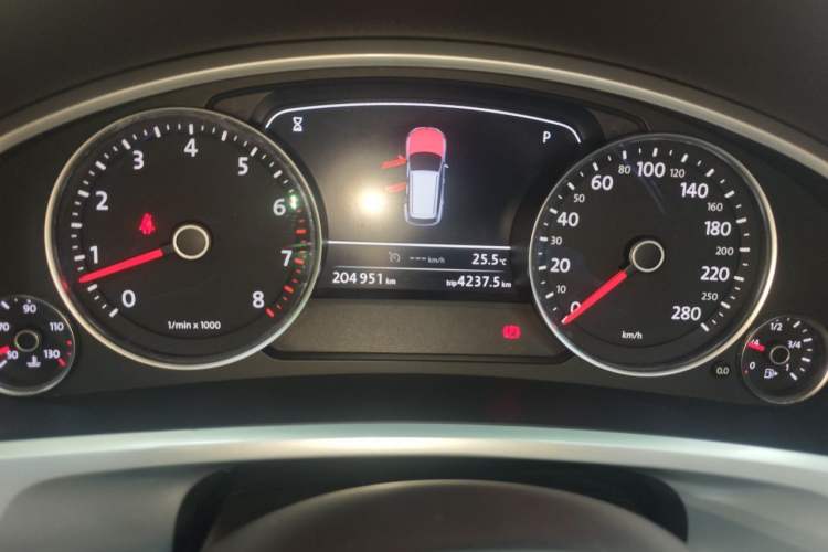 Used Volkswagen Touareg 2011 3.0 TSI Standard Version Odometer Close Up