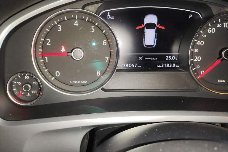 Used Volkswagen Touareg 2011 3.0 TSI Comfort Version Odometer Close Up