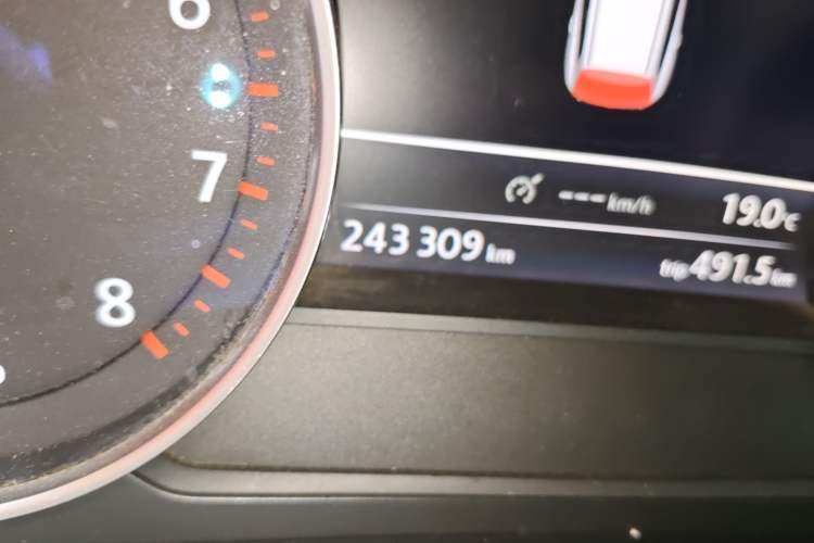 Used Volkswagen Touareg 2011 3.0 TSI Luxury Edition Odometer Close Up