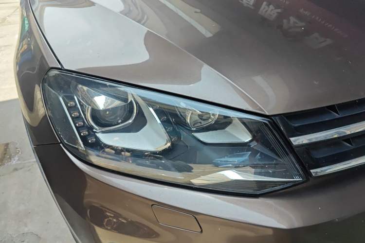 Used Volkswagen Touareg 2011 3.0 TSI Comfort Version Right Front Headlight
