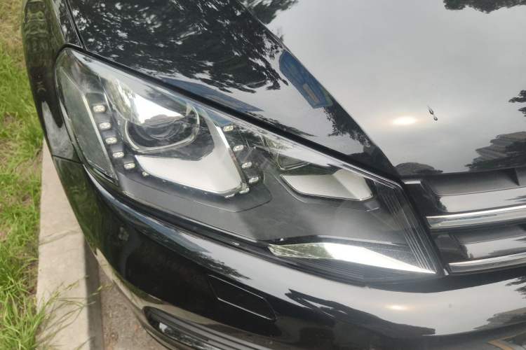 Used Volkswagen Touareg 2011 3.0 TSI High-End Version Right Front Headlight