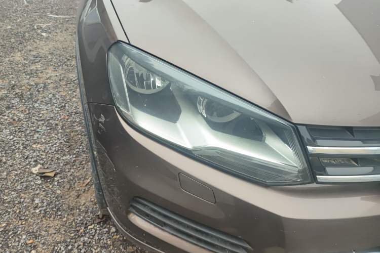 Used Volkswagen Touareg 2011 3.0 TSI Standard Version Right Front Headlight