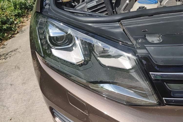 Used Volkswagen Touareg 2011 3.0 TSI High-End Version Right Front Headlight
