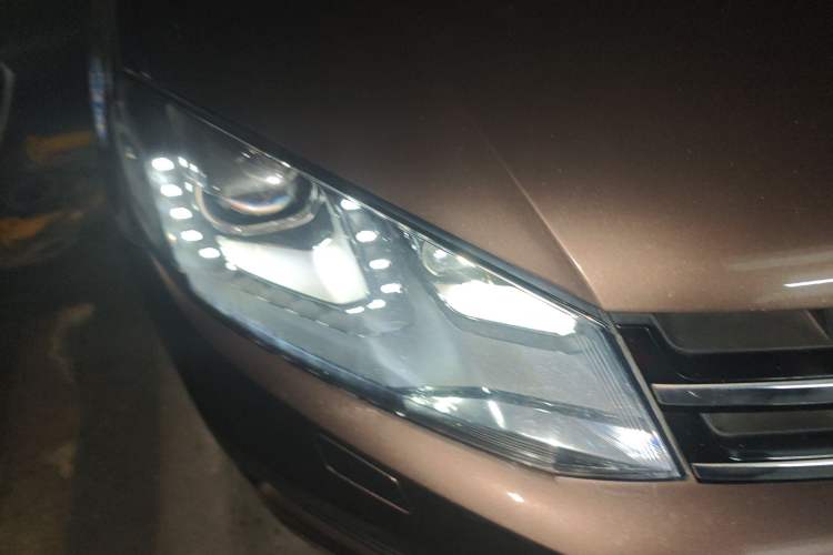 Used Volkswagen Touareg 2011 3.0 TSI Comfort Version Right Front Headlight