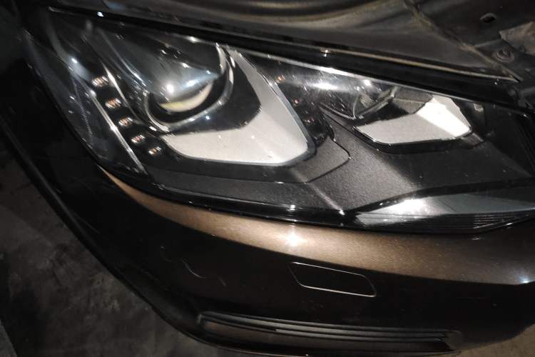 Used Volkswagen Touareg 2011 3.0 TSI Comfort Version Right Front Headlight