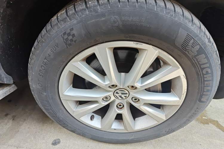 Used Volkswagen Touareg 2011 3.0 TSI Comfort Version Right Front Wheel Hub