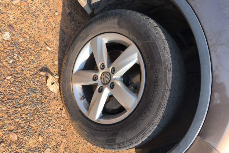 Used Volkswagen Touareg 2011 3.0 TDI Diesel Comfort Version Right Front Wheel Hub