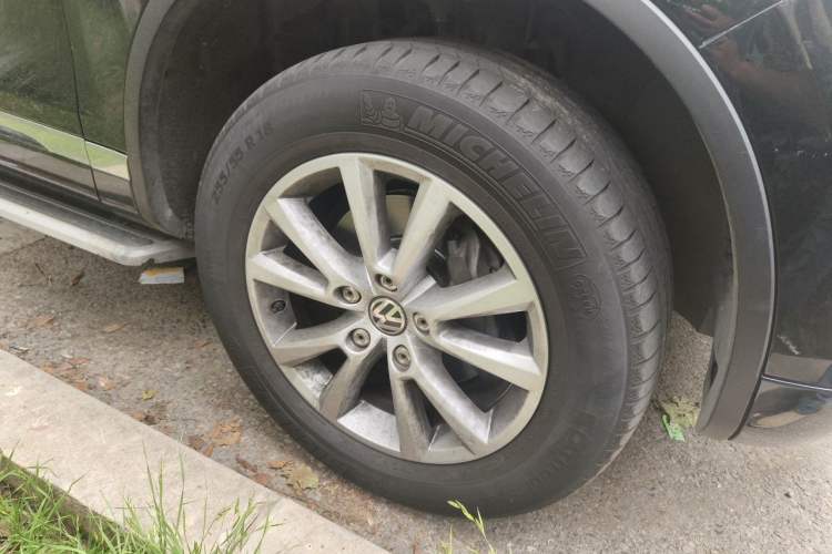 Used Volkswagen Touareg 2011 3.0 TSI High-End Version Right Front Wheel Hub