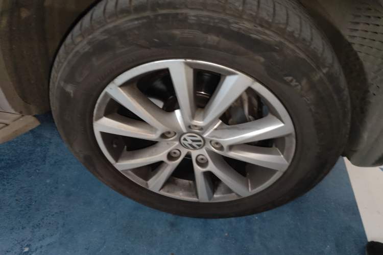 Used Volkswagen Touareg 2011 3.0 TSI High-End Version Right Front Wheel Hub