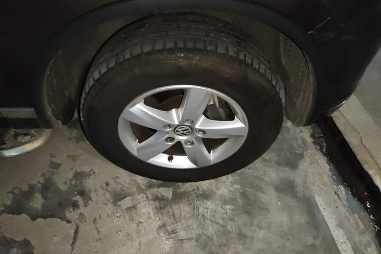 Used Volkswagen Touareg 2011 3.0 TSI Comfort Version Right Front Wheel Hub