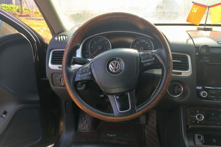 Used Volkswagen Touareg 2011 3.0 TDI Diesel Comfort Version Steering Wheel
