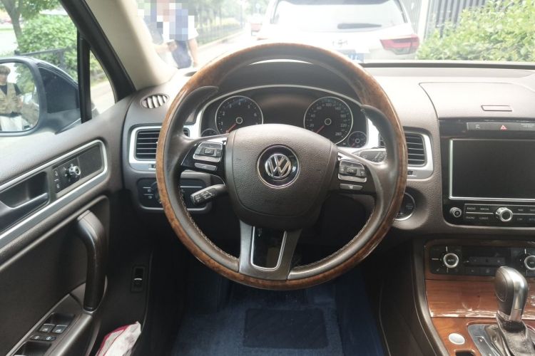 Used Volkswagen Touareg 2011 3.0 TSI High-End Version Steering Wheel
